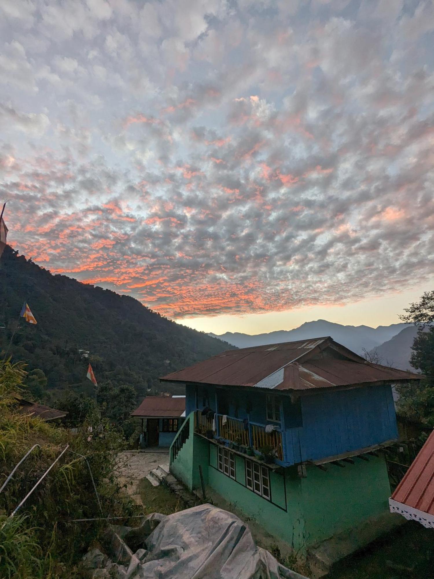 Wake In Himalayas Hostel Pelling Exterior foto